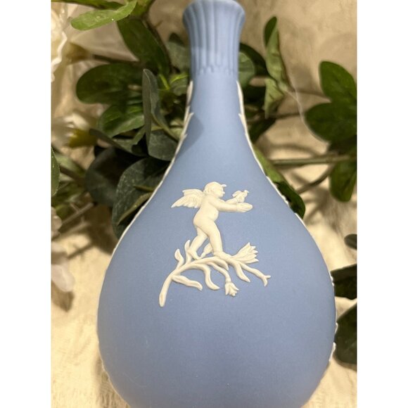Wedgwood Blue Jasperware Bud Vase With Cherub Relief & Foliate Design - Picture 5 of 12